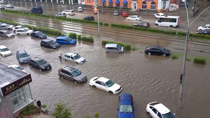 Мощные ливни парализовали проспект Ленина в Барнауле