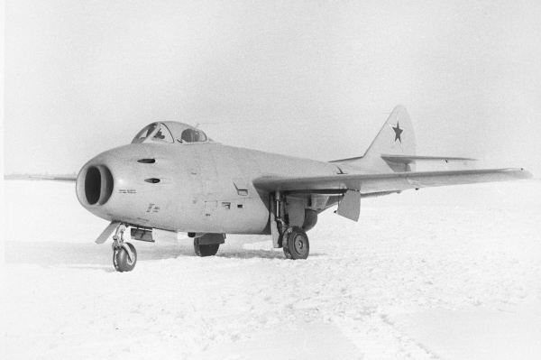Советский истребитель МиГ-9