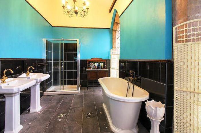 Одна из ванных комнат в готической церкви.