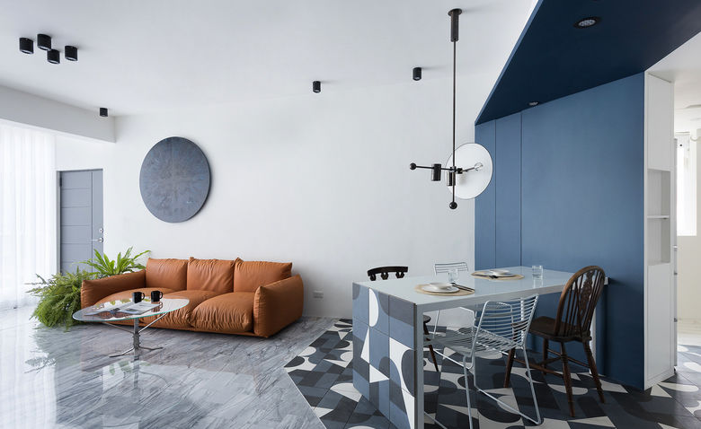 Просторная светлая квартира с диагональным дизайном