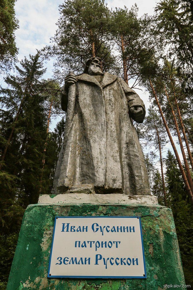 Санаторий Ивана Сусанина стоит брошенный в Костромском лесу Санаторий Ивана Сусанина стоит брошенный в Костромском лесу заброшенные здания,отдых,путешествия,Россия,санаторий