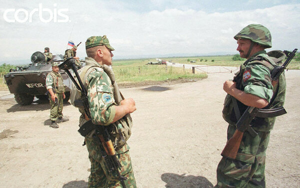 В окрестностях аэродрома еще оставались югославские войска