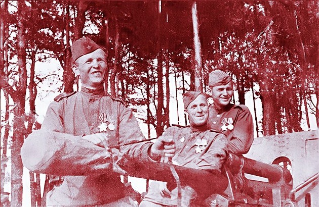 Д. Е. и Я. Е. Луканины радуются победе в Великой Отечественной войне.