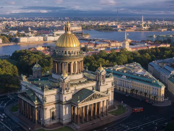 мигранты устроили танцы со стрельбой у Исаакиевского собора в Петербурге