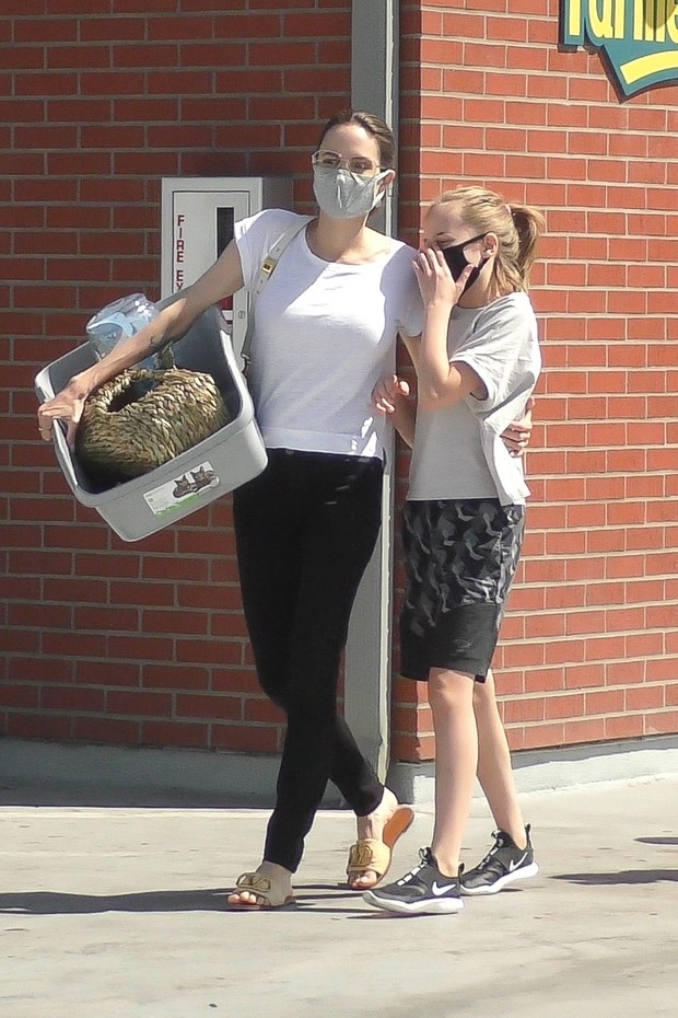 Фото №1 - Какие джинсы носит Анджелина Джоли? Черные скинни на прогулке с дочерью