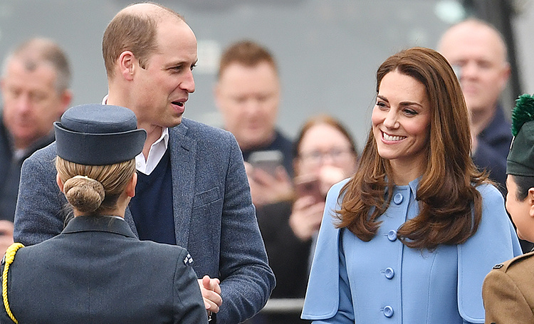 Кейт Миддлтон в небесно-голубом пальто приехала в Баллимену Монархи / Британские монархи