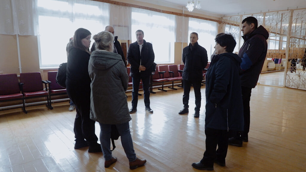 Председатель Облдумы Аркадий Фомин обсудил ход капремонта школы в Лесном с подрядчиком и общественностью