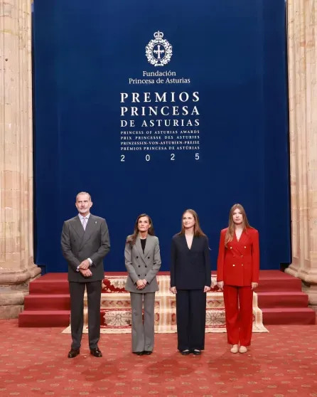 Королева Летиция с мужем и дочерьми