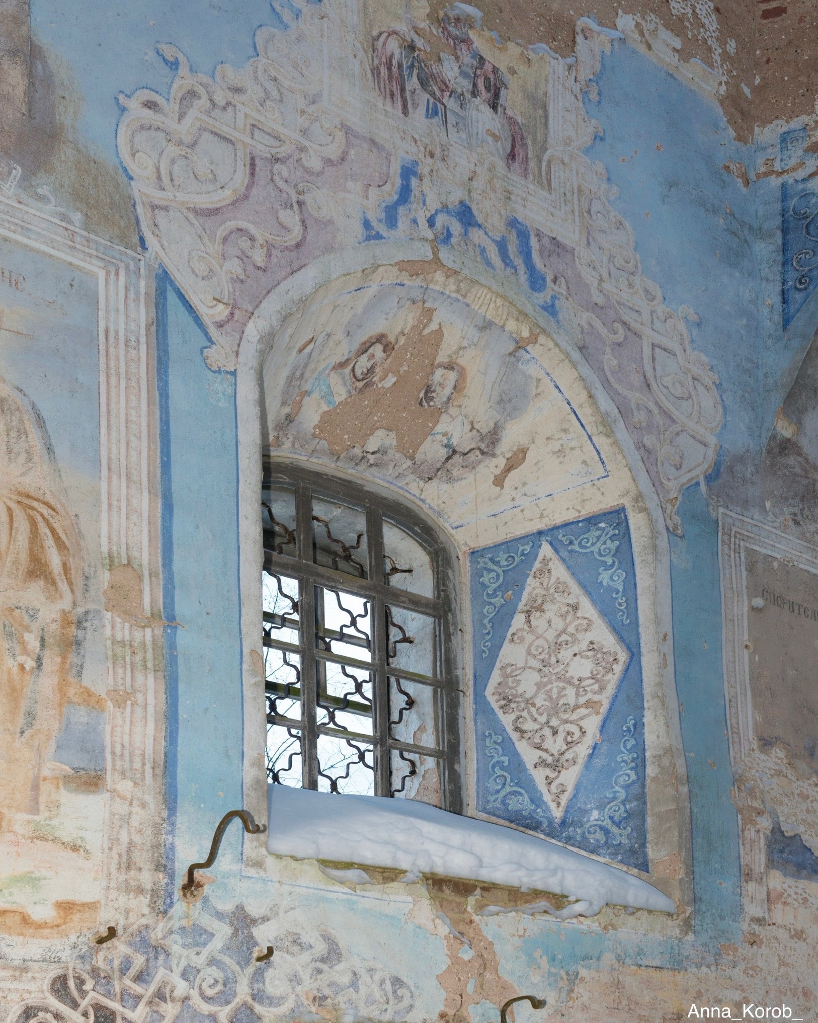 Блогер показала заброшенную церковь с сохранившимися стенописями в Тверской области