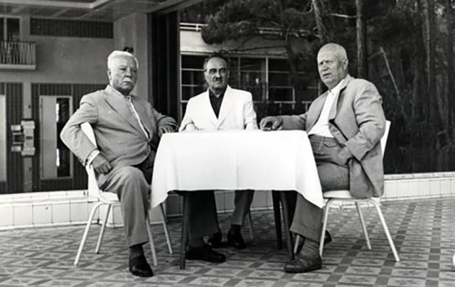 Дачи генсеков СССР: где шикарно от гос дел отдыхали советские вожди Дачи генсеков СССР: где шикарно от гос дел отдыхали советские вожди дача,история,отдых,ссср