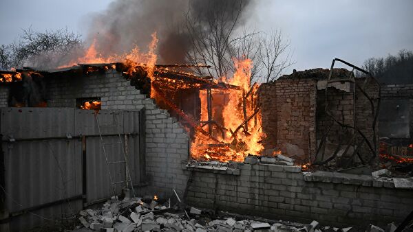 Пожар в жилом доме в Киевском районе Донецка, разрушенном в результате обстрела