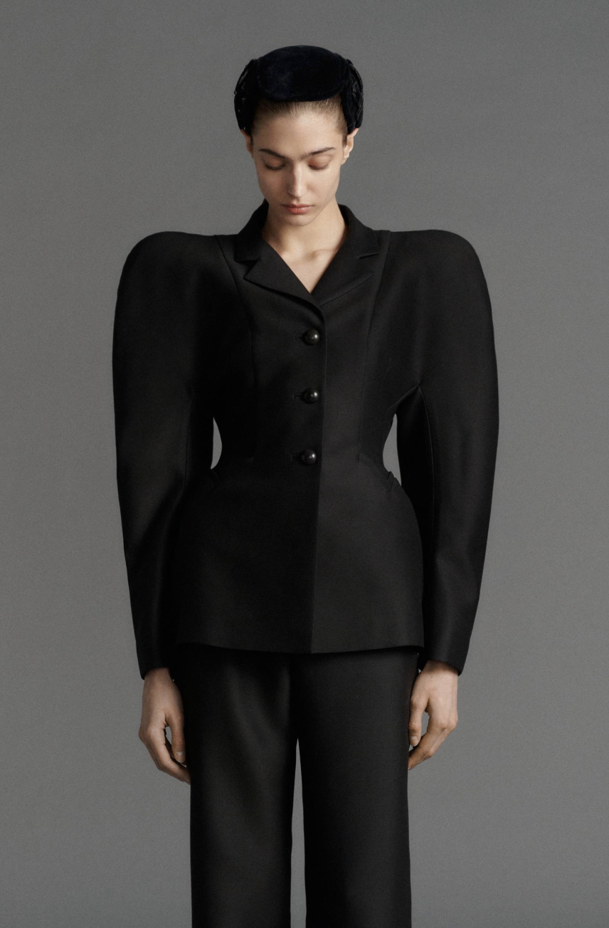 Valentin Yudashkin: Смелые силуэты и многоликий белый в новой свадебной коллекции