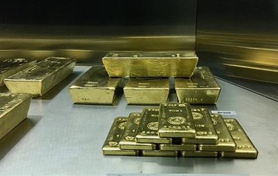 Стоимость золота растет на ослаблении доллара