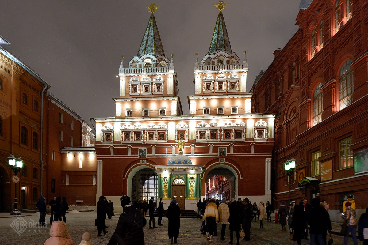 Воскресенские ворота Китай-города на Красную площадь и Иверская часовня. Resurrection (Voskresenskyie) Gates with Iverskaya Chapel to the Red Square.