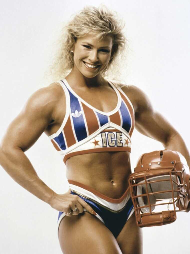   В 1989 году на экранах телевизоров США появилась передача, не имеющих аналогов до этого. Спортсмены (гладиаторы) выступали против соперников в состязаниях на силу и ловкость.-11