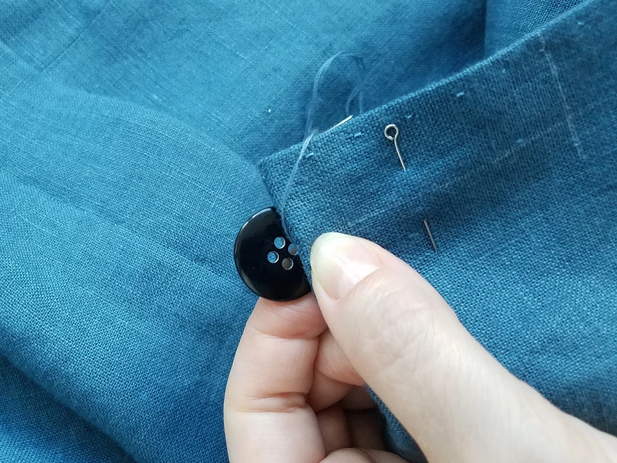 Как приделать кнопку на одежду
