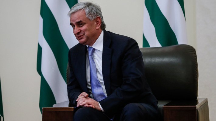 Президенту Абхазии нужен был "экономический успех" для укрепления своих позиций