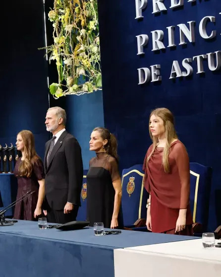 Королева Летиция с мужем и дочерьми