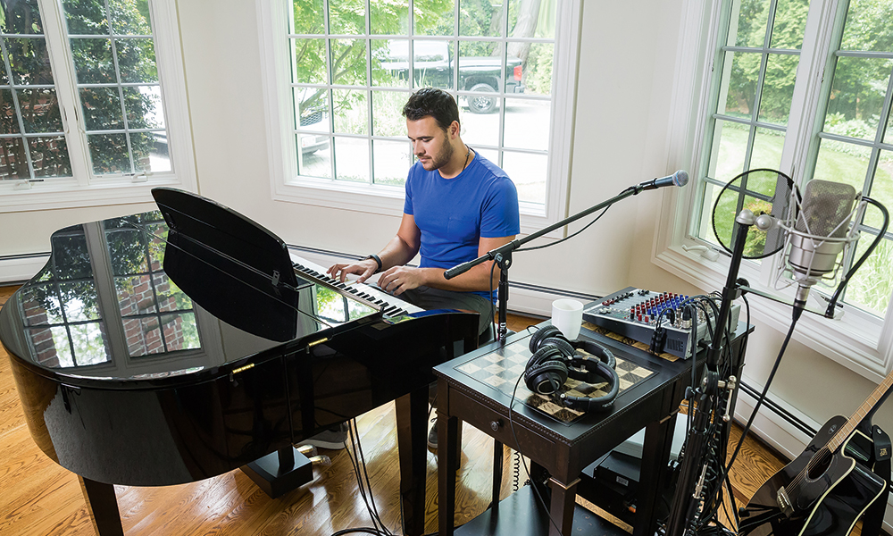 «В каждом доме или квартире, где я живу, стараюсь поставить какой-нибудь клавишный инструмент, чтобы, когда есть настроение, можно было сочинять музыку» 