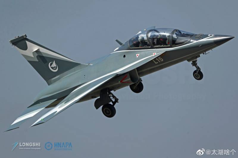 Сотрудничество и развитие: учебно-боевой самолёт Hongdu L-15B 