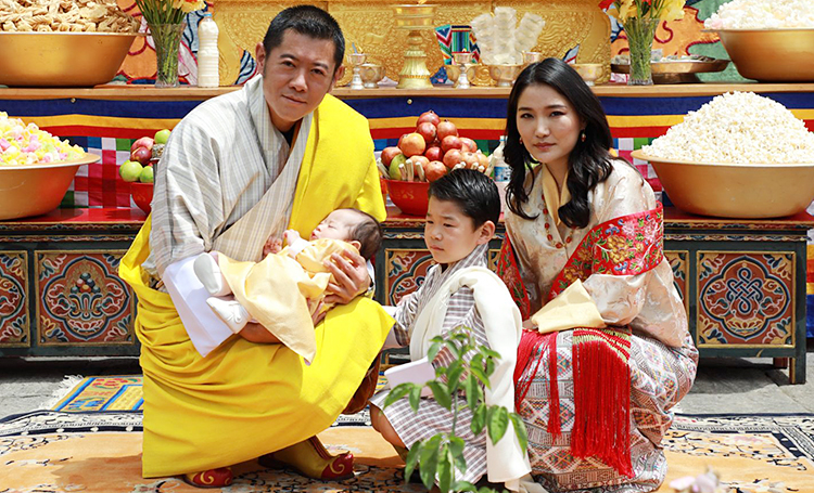 Король и королева Бутана обнародовали имя второго сына и поделились новыми фото