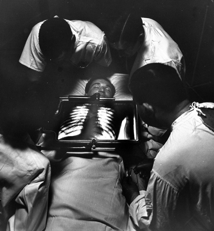 Видно историю насквозь: первые пациенты на рентгене история медицины,медицина