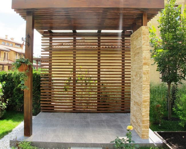 Деликатно закрываемся во дворе от чужих глаз : 60 идей деревянной ширмы для дома и дачи