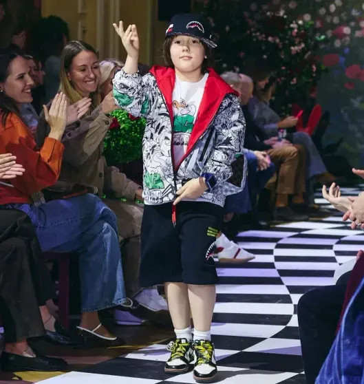 Андрей Малахов и Андрей Колёсников с женой в зале, дети Натальи Бардо, Александры Ребенок и Ирины Зарьковой — на подиуме: в ГУМе прошёл показ BoscoBambino Ирины, Марюса, Натальи, Бардо, Екатерины, Ребенок, Александры, Колесников, женой, Андрей, РебенокСын, ВайсбергаДети, московском, КолесниковаСын, Андрея, ЗарьковойСын, дочерьюДочь, Кукояки, Денис, ЗемскойПоказ