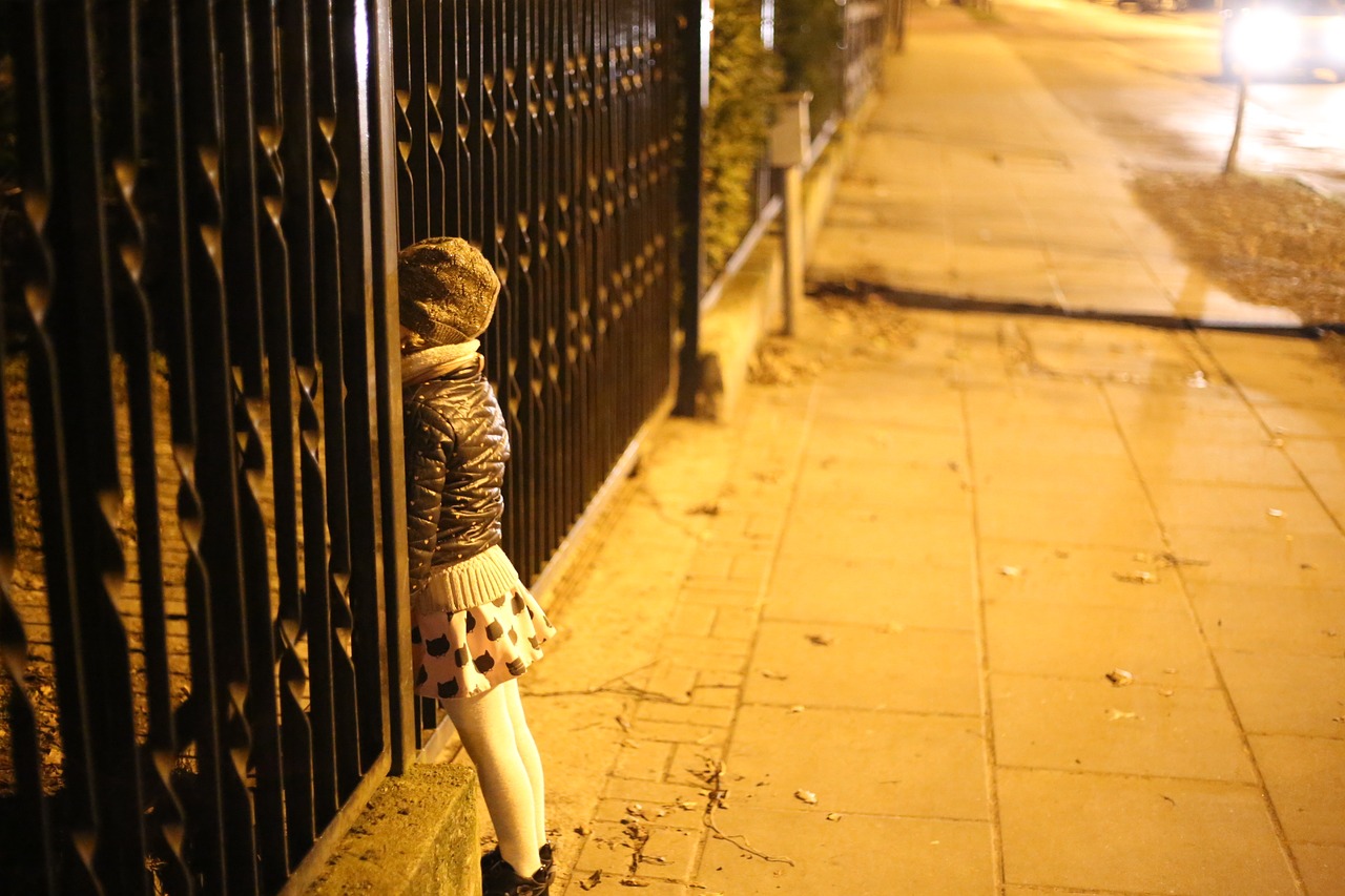 Девочка гуляет на улице