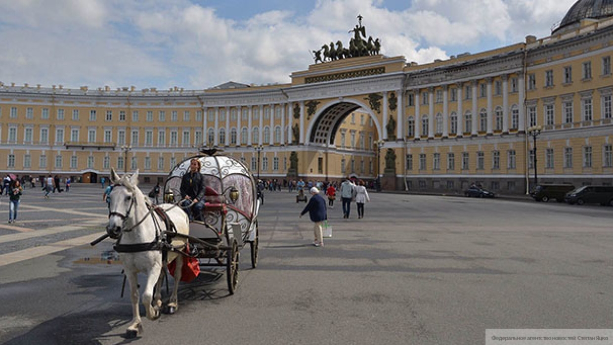 Дворцовая площадь в Санкт Петербурге кони