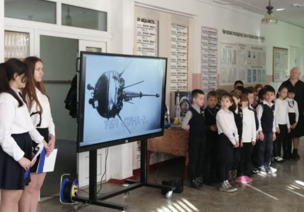 В Севастополе установили памятную доску космонавту 