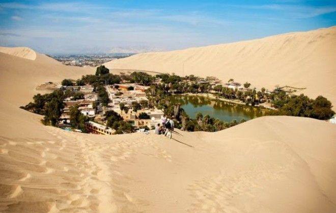 Чудо в пустыне: вокруг маленького озера в пустыне люди построили городок 