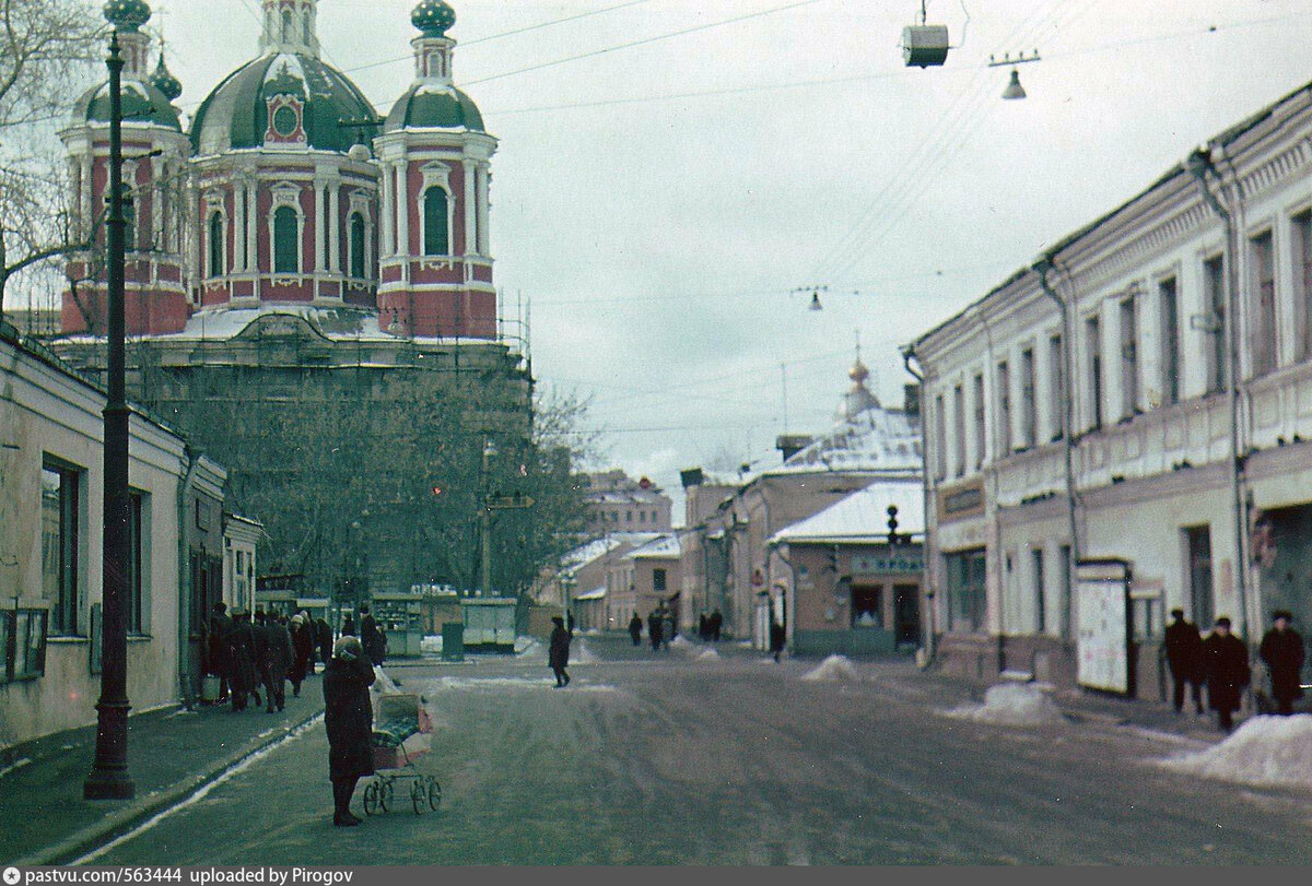 Церковь святого Климента от пересечения с Пятницкой улицей, 1970. С сайта www.pastvu.com.