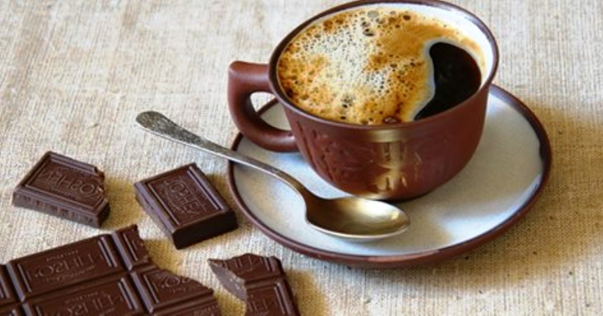 Пить кофе на голодный желудок с утра. Пьет кофе с шоколадом. Чашечку кофе на теле. Допитый кофе. Выпей чашечку кофе с утра.
