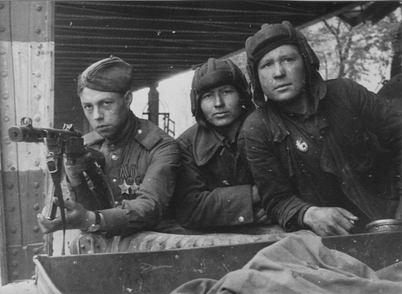 Трое советских солдат в Берлине. На груди бойца слева, с пистолетом-пулеметом — два ордена Славы. Великая Отечественная война, СССР, Солдаты моей страны
