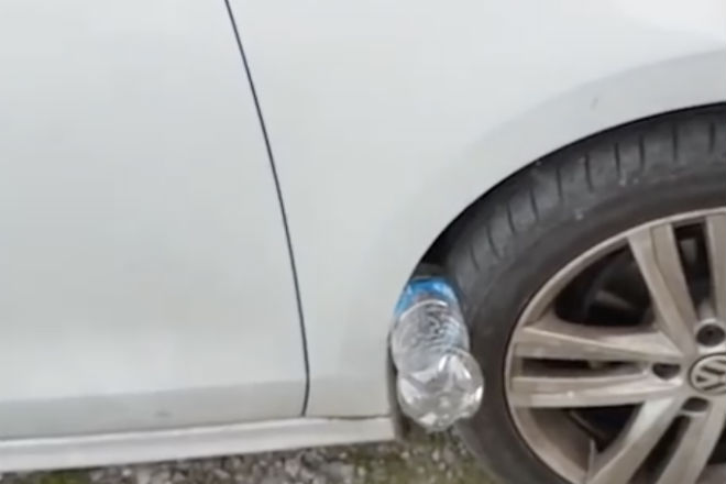 Бутылка в колесе машины: можно ли ехать дальше