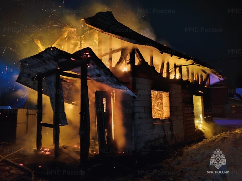 В Карабаново с пожара дачного дома госпитализировали мужчину и женщину с ожогами