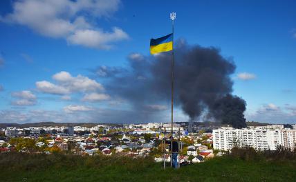 На фото: дым от ракетного обстрела объектов Львова