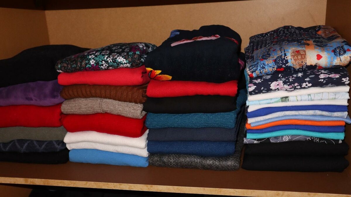 Как складывать свитера в шкаф