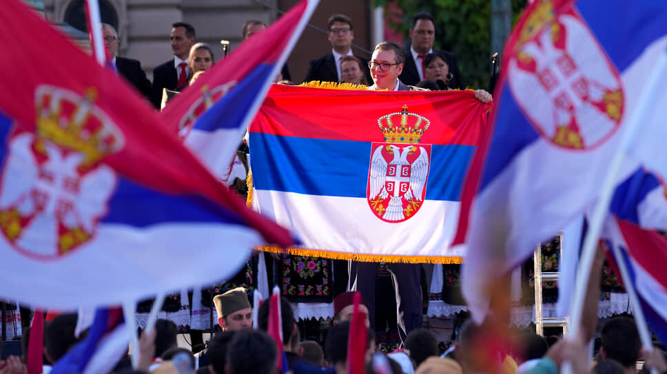 Фото: Darko Vojinovic / AP????Президент Сербии Александр Вучич (в центре)