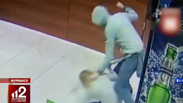 хулиган избил девушку. избили парня в подъезде. заступилась за подругу в автобусе. подъезд в многоэтажке. хулиган в автобусе.