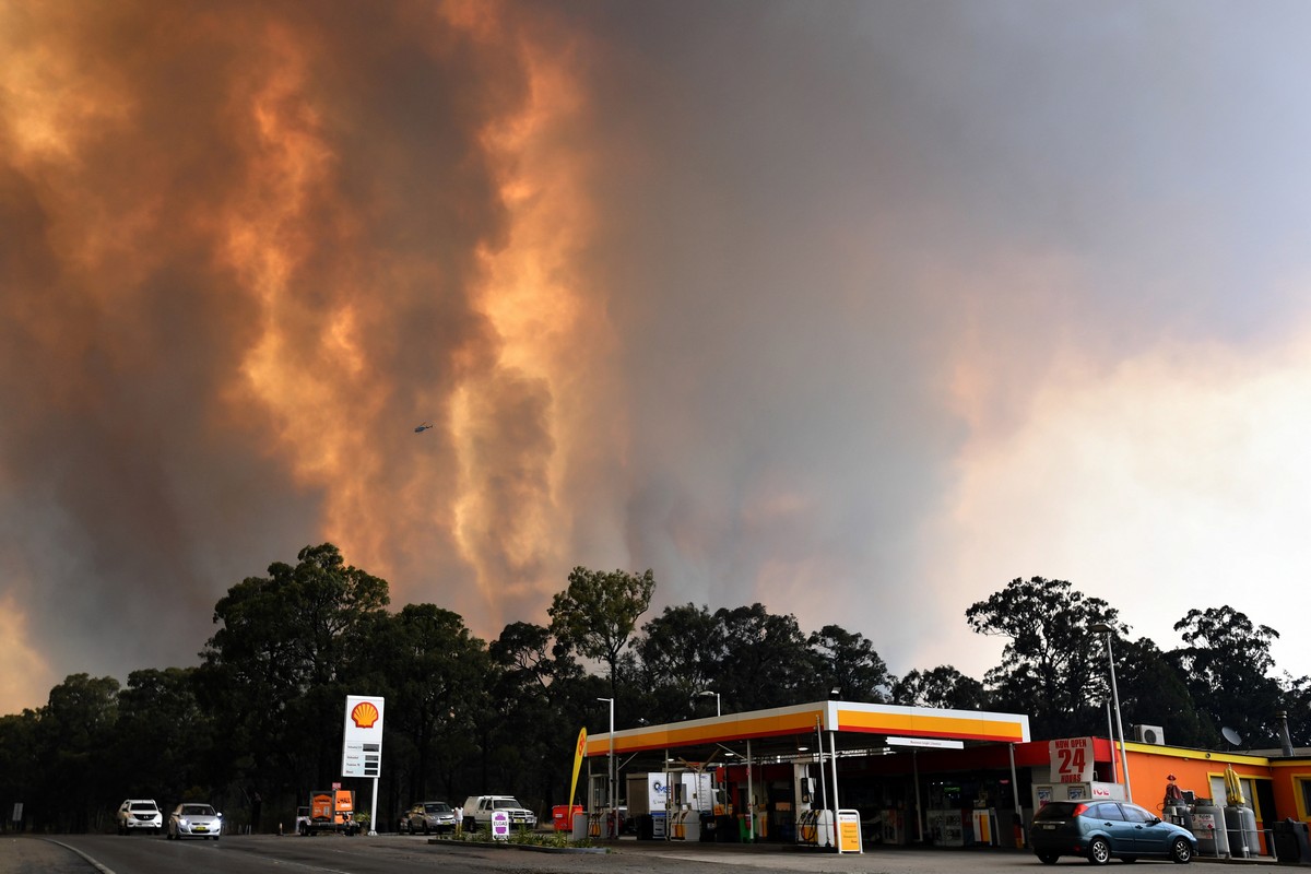 Австралийские лесные пожары оставляют сожженные автомобили, дома и сотни бездомных на Рождество Более, круглосуточно, пеплом, обугленную, железнодорожную, линию, превращенные, руины, Тысячи, измученных, пожарных, работают, опасаются, автомобили, пожары, будут, только, распространяться, тепловой, волны