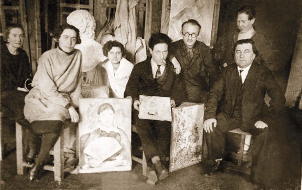 Казимир Малевич с учениками.