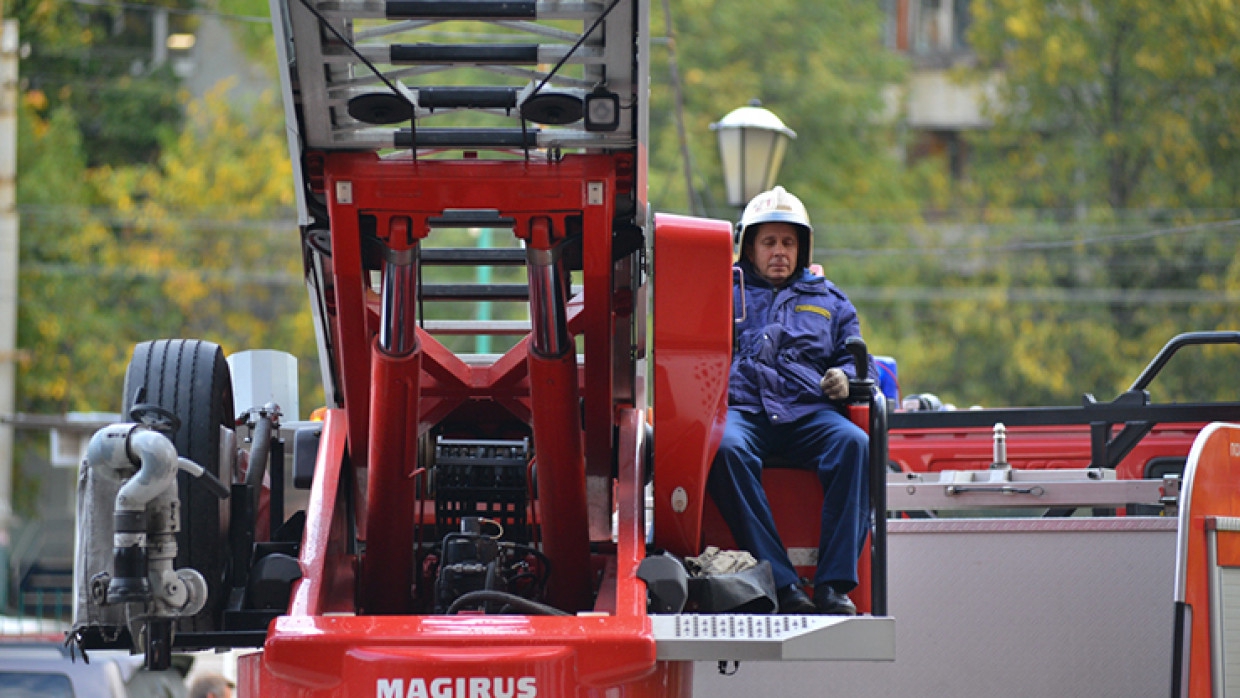 Мужчина забрался на карниз балкона гостиницы «Альфа» в Москве