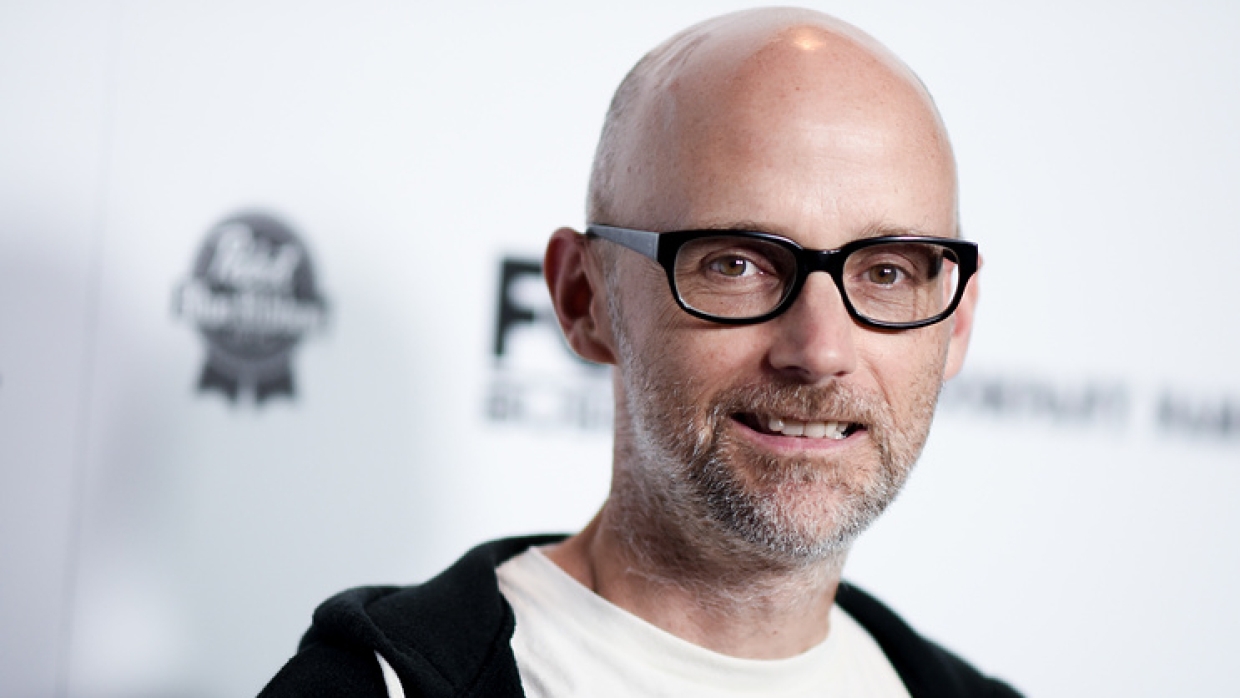 Moby's. Моби певец. Моби фото певец. Лысый американский певец. Лысый певец иностранный.