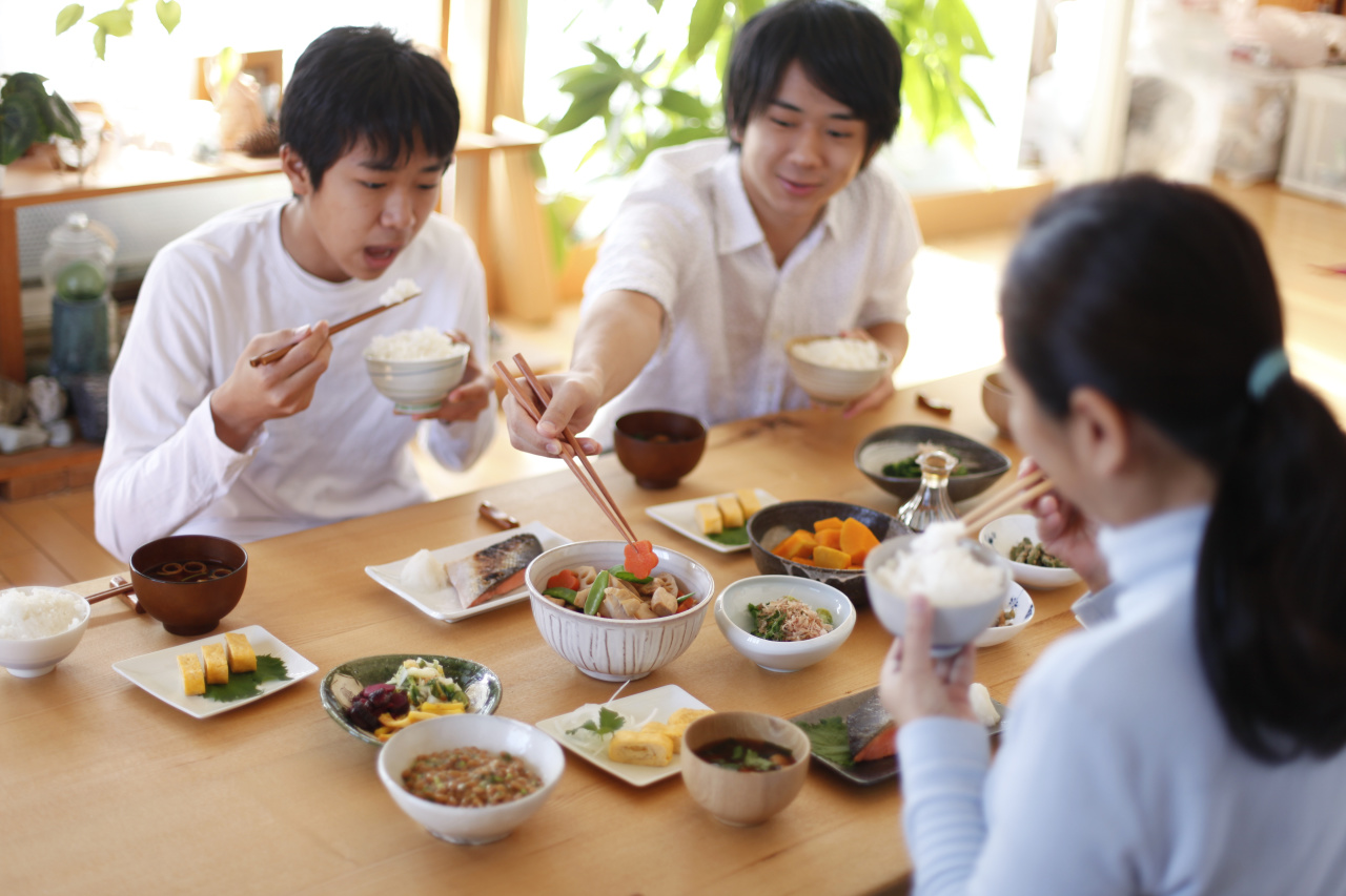 Японская семья за столом
