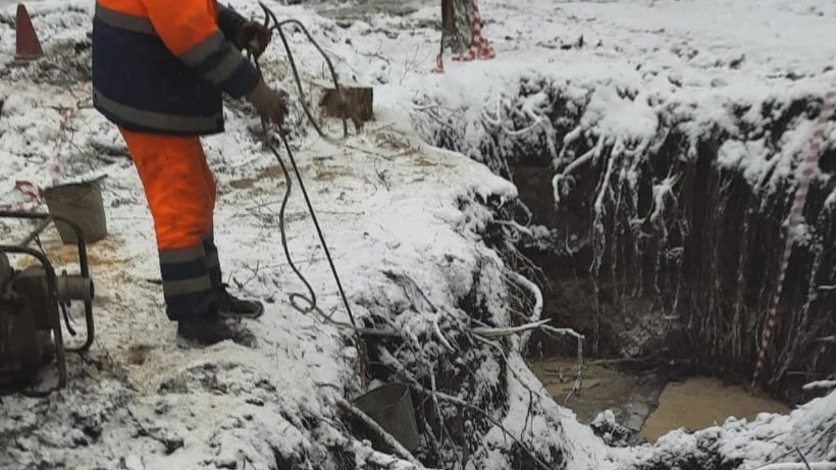 Жители Западного в Ростове третьи сутки сидят без воды из-за аварии