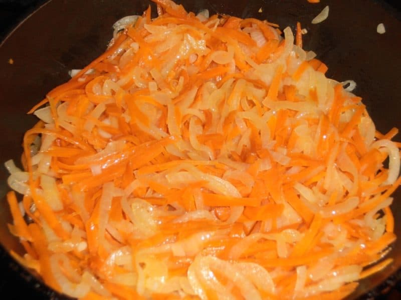 Жареная морковь с луком на сковороде