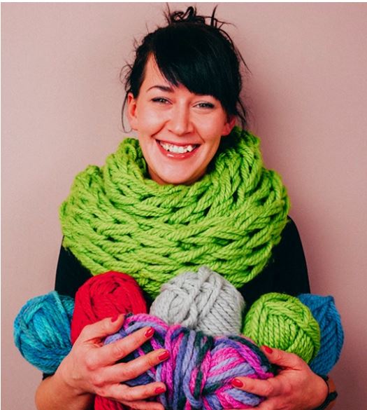 Вяжем ультрамодный шарф-снуд без спиц. Справится даже ребенок