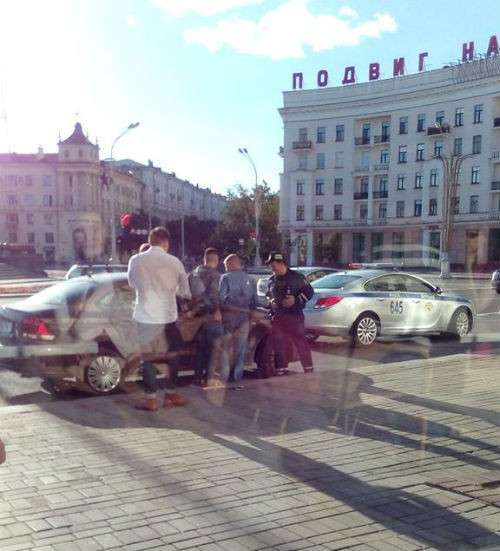 В Минске участники ДТП разыграли партию в шахматы в ожидании ГАИ водители